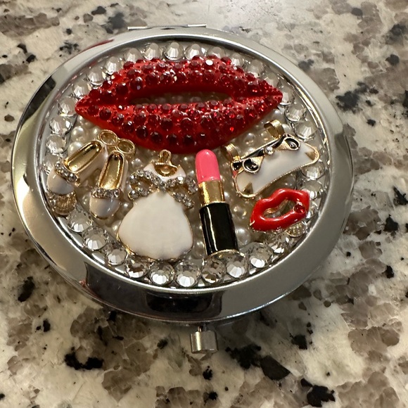 GLITZ AND GLAM FOLDABLE POCKETS MIRROR. - Picture 5 of 7